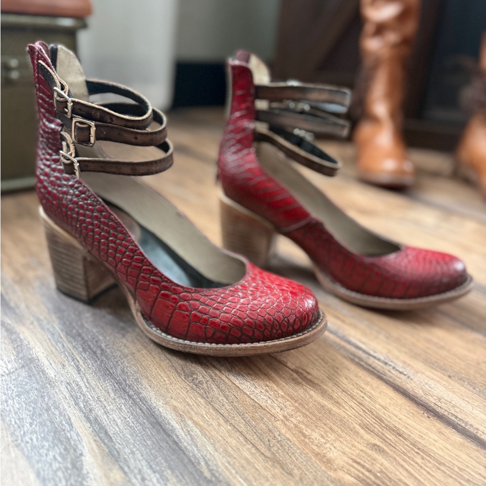 Freebird Randi Red Croco, size 9.